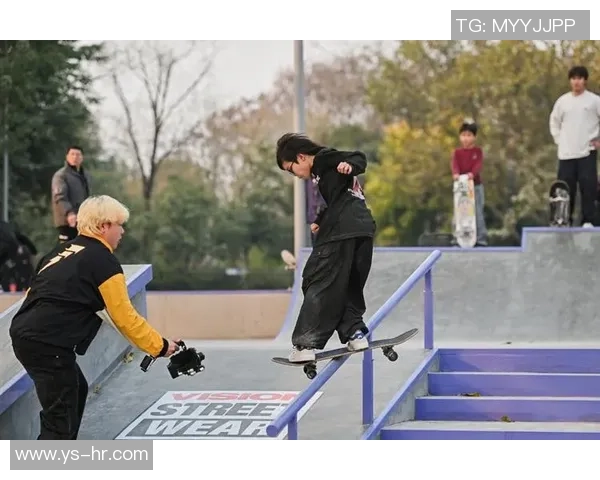 重庆街舞队在滑板精英赛中的速度表现引发热议展现出强大实力与团队默契